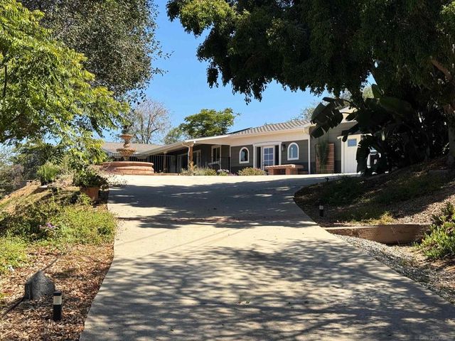 1418 York Dr, Vista, CA 92084