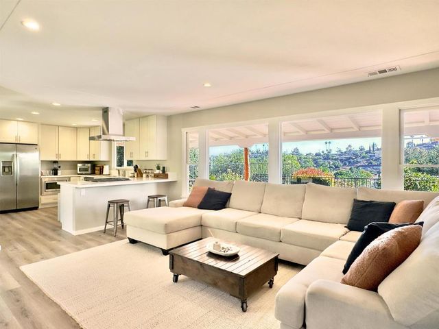 1418 York Dr, Vista, CA 92084