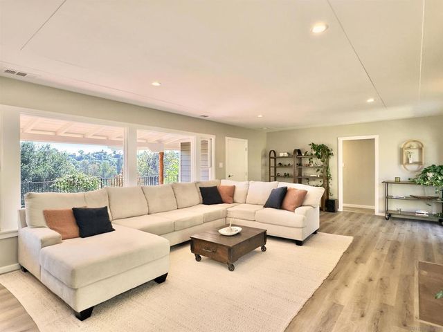 1418 York Dr, Vista, CA 92084