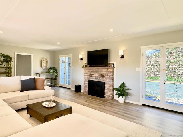 1418 York Dr, Vista, CA 92084
