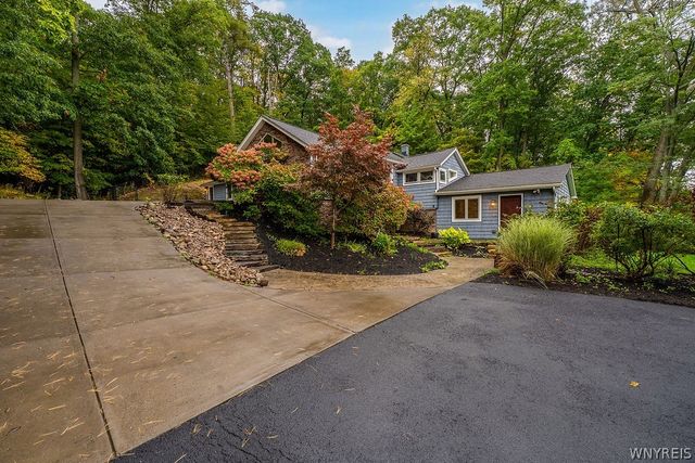 7015 S Abbott Rd, Boston, NY 14075
