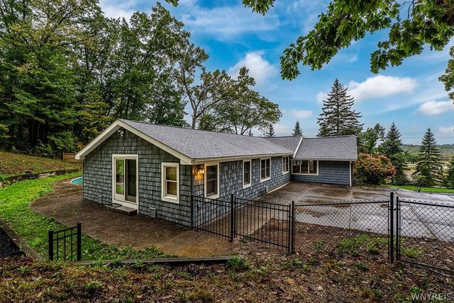 7015 S Abbott Rd, Boston, NY 14075