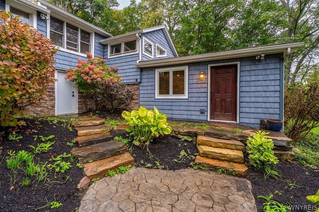 7015 S Abbott Rd, Boston, NY 14075