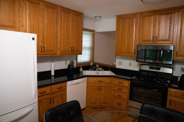 9023 Nantwick Ridge, Brooklyn Park, MN 55443