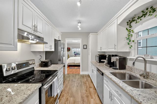 418 E 10TH AVENUE, Mount Dora, FL 32757