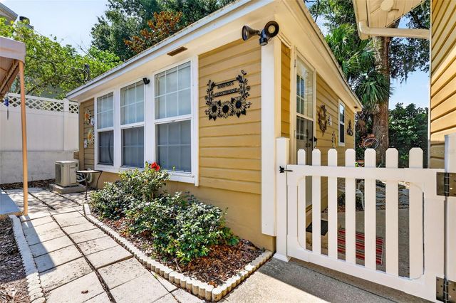 418 E 10TH AVENUE, Mount Dora, FL 32757