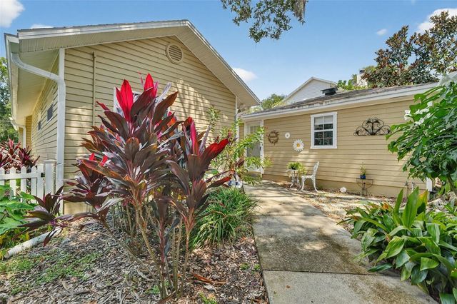 418 E 10TH AVENUE, Mount Dora, FL 32757