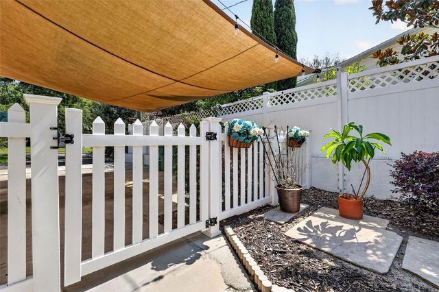 418 E 10TH AVENUE, Mount Dora, FL 32757