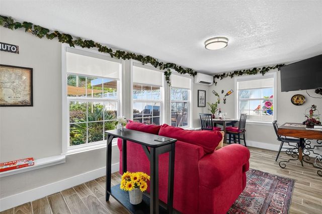 418 E 10TH AVENUE, Mount Dora, FL 32757