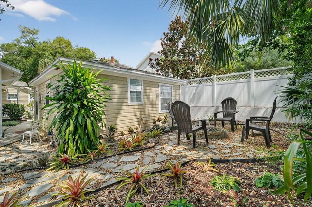 418 E 10TH AVENUE, Mount Dora, FL 32757