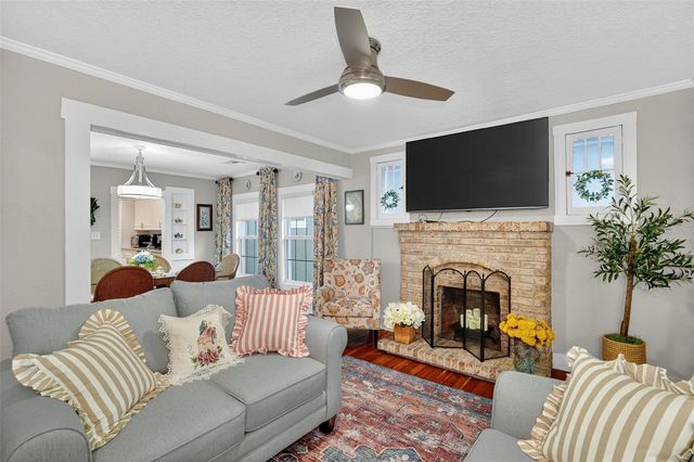 418 E 10TH AVENUE, Mount Dora, FL 32757