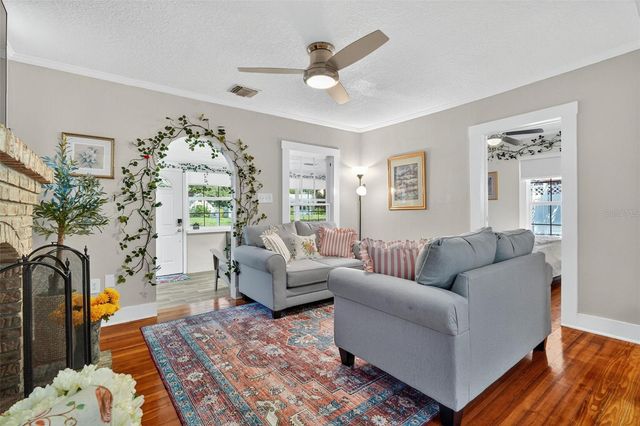 418 E 10TH AVENUE, Mount Dora, FL 32757