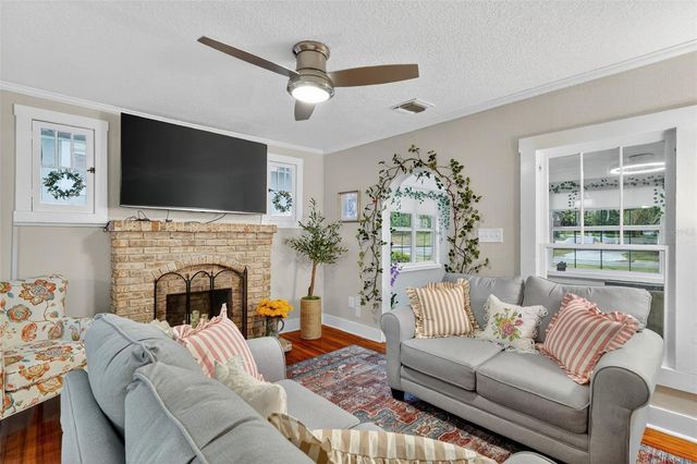 418 E 10TH AVENUE, Mount Dora, FL 32757