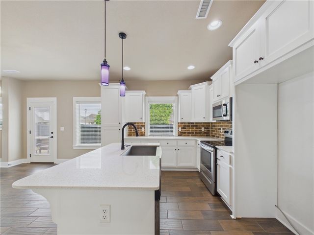 676 N Malbec Road, Fayetteville, AR 72704