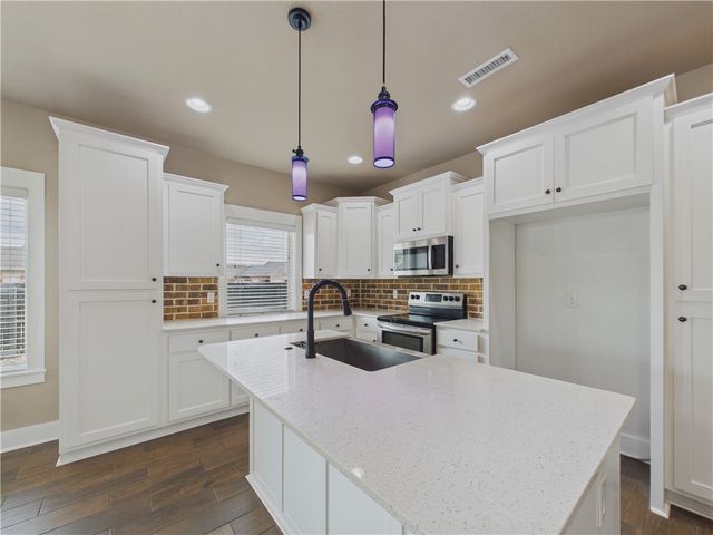 676 N Malbec Road, Fayetteville, AR 72704