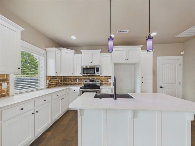 676 N Malbec Road, Fayetteville, AR 72704