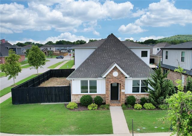 676 N Malbec Road, Fayetteville, AR 72704