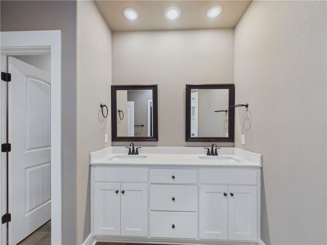 676 N Malbec Road, Fayetteville, AR 72704