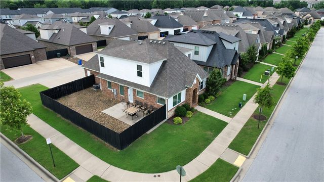 676 N Malbec Road, Fayetteville, AR 72704