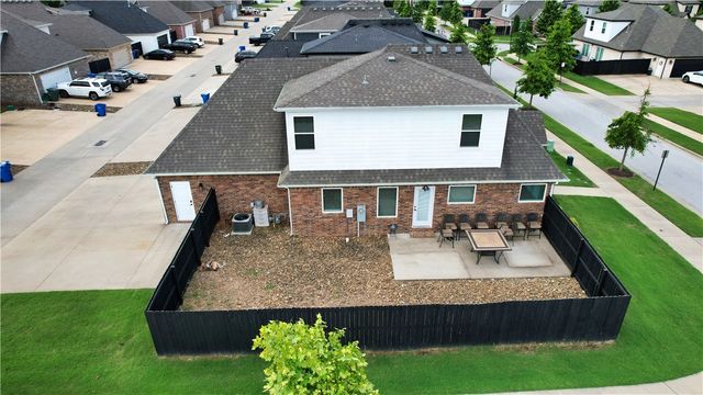 676 N Malbec Road, Fayetteville, AR 72704