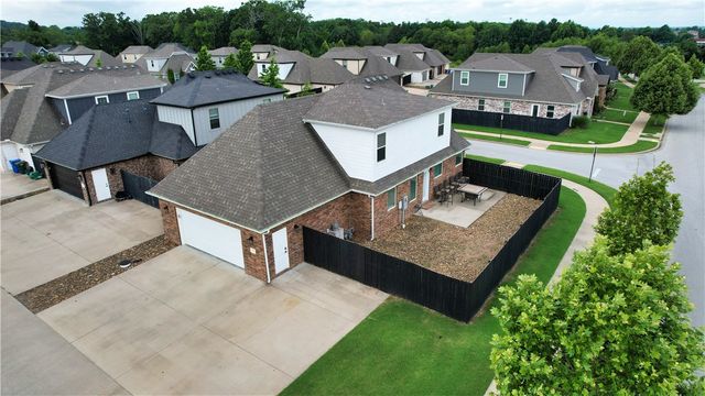 676 N Malbec Road, Fayetteville, AR 72704