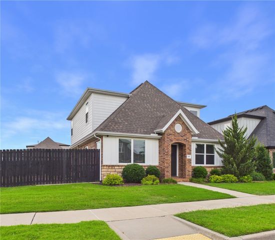 676 N Malbec Road, Fayetteville, AR 72704