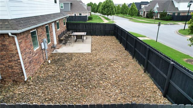 676 N Malbec Road, Fayetteville, AR 72704