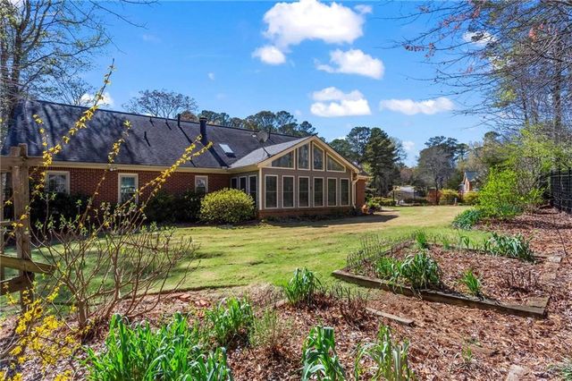 146 Lakeside Drive NW, Kennesaw, GA 30144