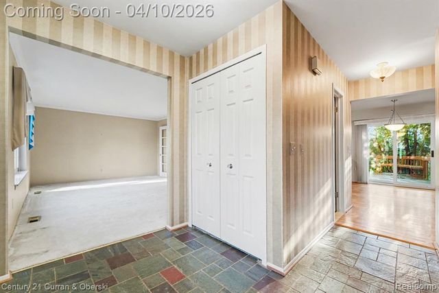 3836 Meadowbrook Drive, Troy, MI 48084