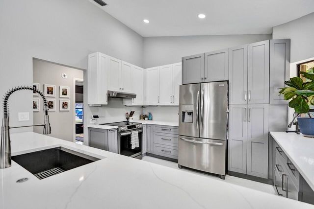 54 Cedar Circle, Boynton Beach, FL 33436