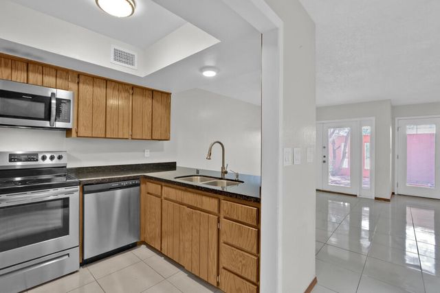 730 N Resler Drive B, El Paso, TX 79912