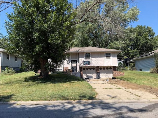317 Sandstone Drive, Blue Springs, MO 64014