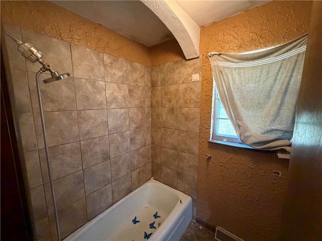 317 Sandstone Drive, Blue Springs, MO 64014