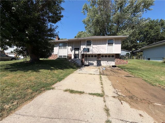 317 Sandstone Drive, Blue Springs, MO 64014