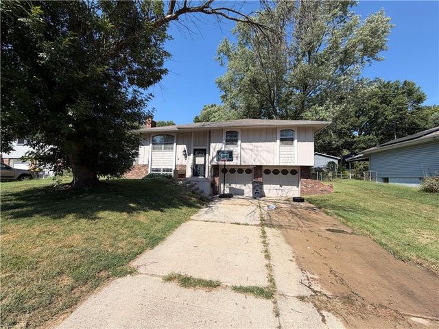 317 Sandstone Drive, Blue Springs, MO 64014