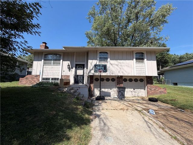 317 Sandstone Drive, Blue Springs, MO 64014