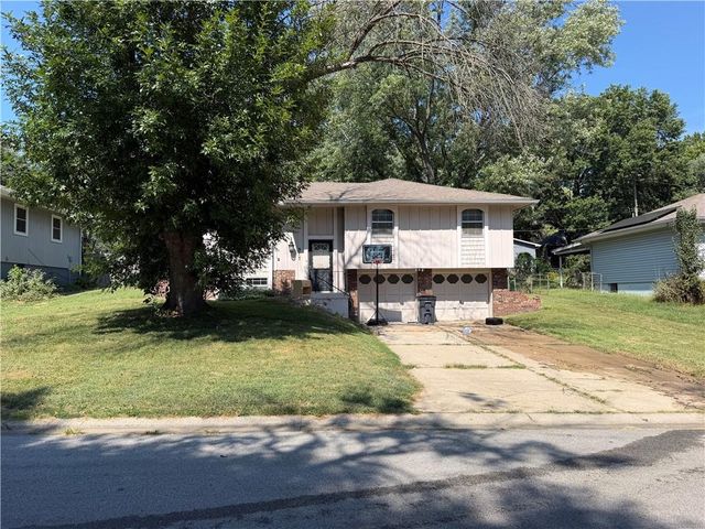 317 Sandstone Drive, Blue Springs, MO 64014