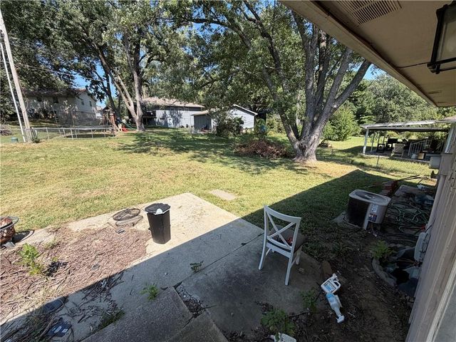 317 Sandstone Drive, Blue Springs, MO 64014