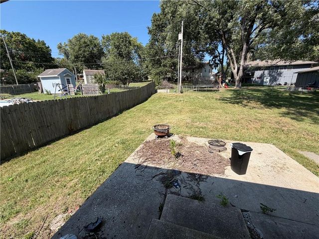 317 Sandstone Drive, Blue Springs, MO 64014