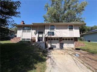 317 Sandstone Drive, Blue Springs, MO 64014