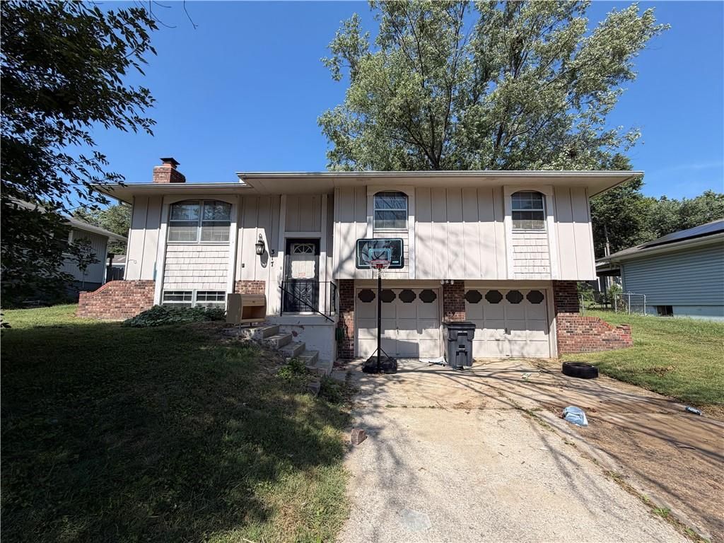 317 Sandstone Drive, Blue Springs, MO 64014