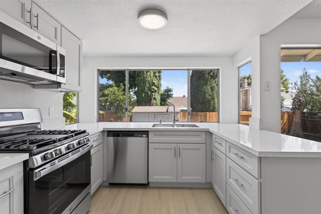 7725 McMullen Way, Sacramento, CA 95828