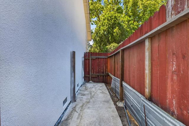 7725 McMullen Way, Sacramento, CA 95828