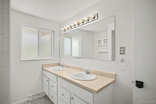 5496 W Hinsdale Place, Littleton, CO 80128