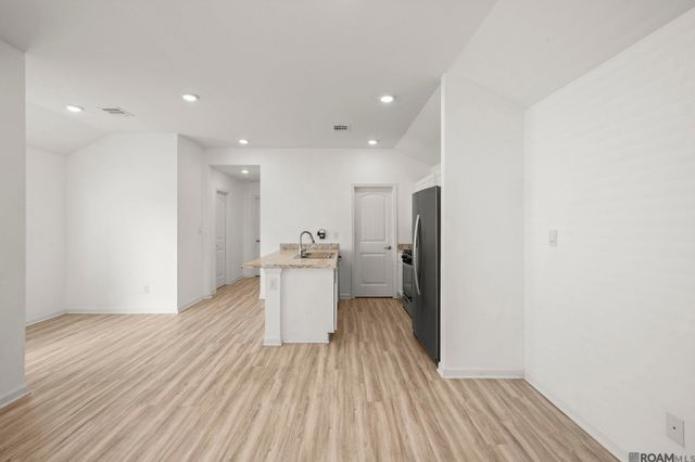 1206 E Saint Charles St, Gonzales, LA 70737