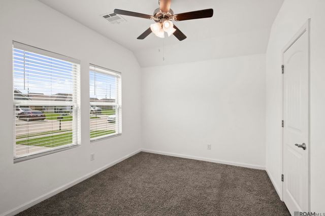 1206 E Saint Charles St, Gonzales, LA 70737