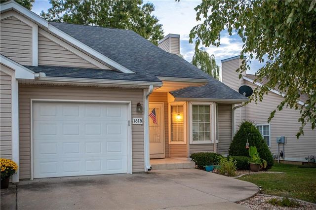 1618 The Oaks Street, Marshall, MO 65340