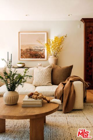 4975 Queen Florence Lane, Woodland Hills, CA 91364