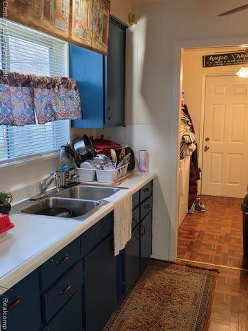 23 Hillsmont Avenue, Pontiac, MI 48341