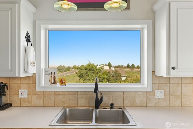 288 Meadowlark Lane, Touchet, WA 99360